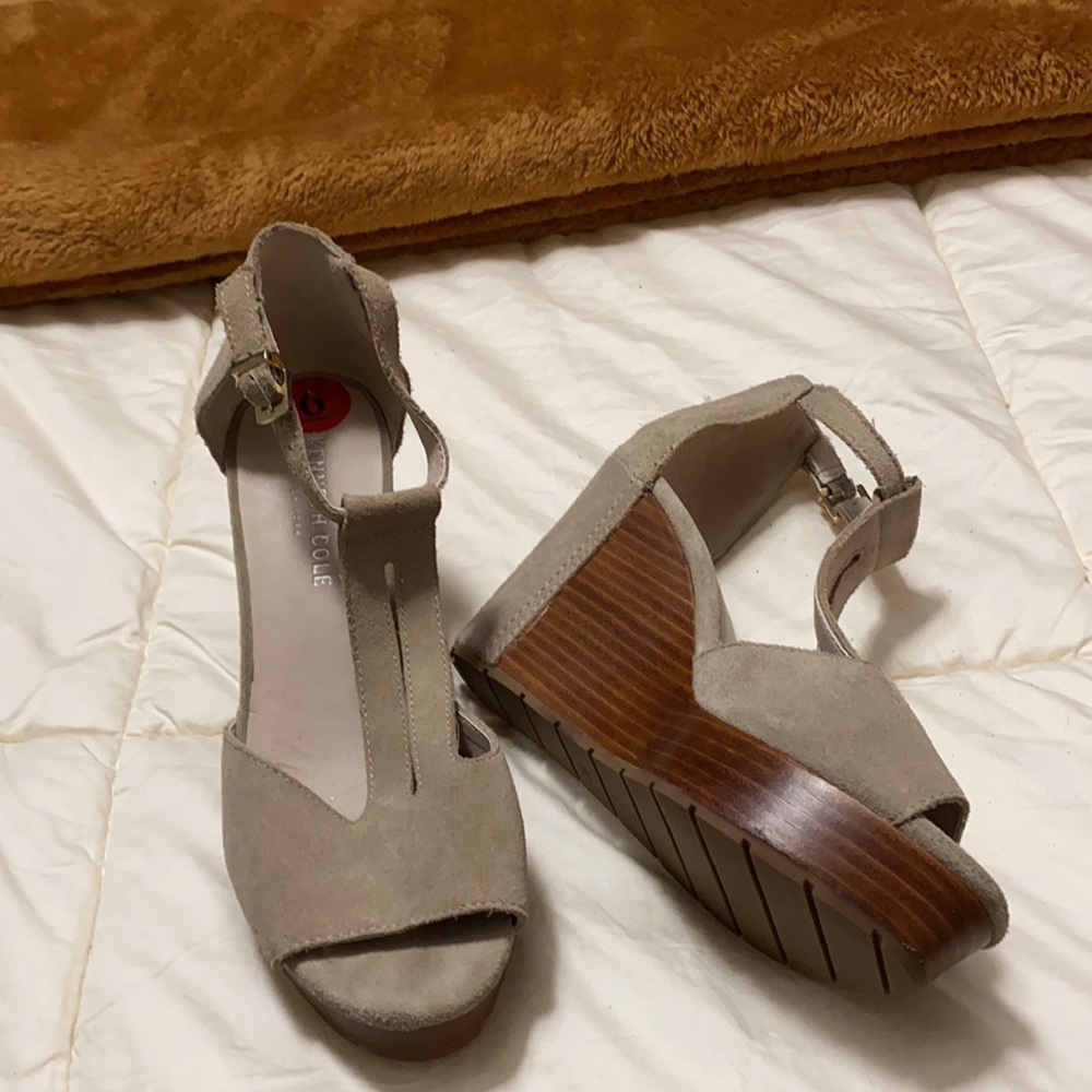 Kenneth Cole Taupe Wedges